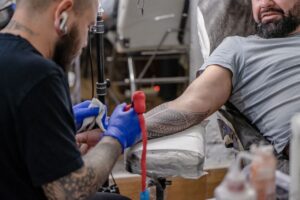 tatuaż usta na szyi u faceta znaczenie
